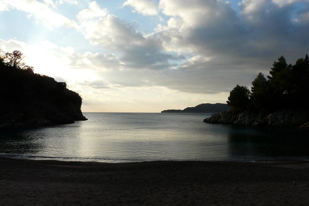 Guest House Zivkovic Sveti Stefan Bagian luar foto